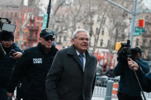 Robert Menendez: 11 éves börtönbüntetésre ítélték korrupcióért