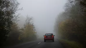 Sűrű köd nehezíti a közlekedést, erősen lecsökkent a látótávolság több megyében