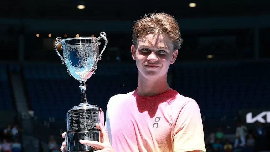 Svájci Csillag a Tenisz Égbolton: Henry Bernet Meghódította az Australian Open Fiúk Döntőjét