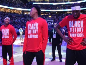 Amerikai himnusz kifütyülése a Toronto Raptors meccsén