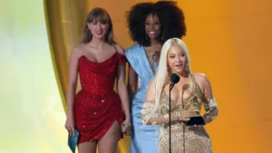 Beyoncé meglepetése a Grammy-díjátadón: Taylor Swift adta át neki a legjobb country albumért járó elismerést