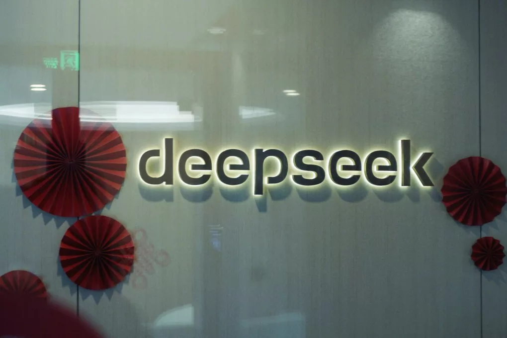 DeepSeek átmenetileg felfüggeszti a fiókok feltöltését az AI modellek túlzott kereslete miatt