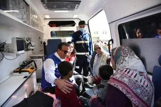 Egyiptom Egészségügyi Minisztere segítséget nyújt a sérült és beteg palesztinoknak a Rafah határátkelőnél