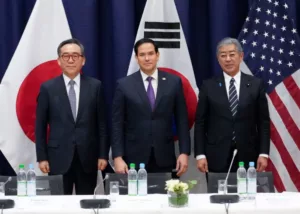 Japán, az USA és Dél-Korea külügyminiszterei megerősítették a "megrendíthetetlen" háromoldalú kapcsolatokat