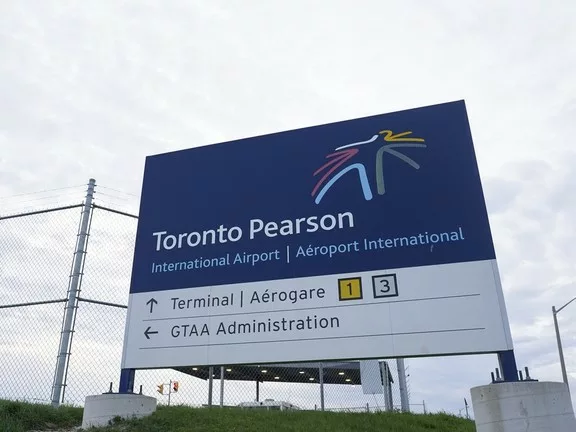Repülési tevékenység újrakezdődik a Pearson repülőtéren a baleset után, vizsgálat indul