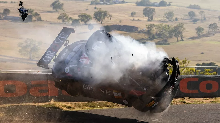 Repülő autó a Bathurst 12 órás versenyen: Stephen Grove megúszta a horror balesetet