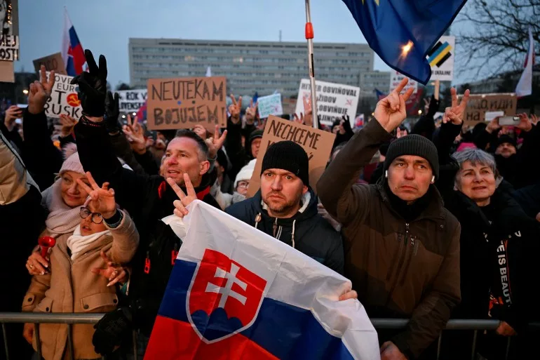 Szlovákiában Tömegek Tüntetnek Fico Oroszbarát Politikája Elleni