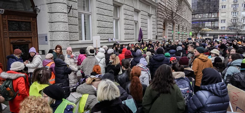 „Véres a kezetek, szégyen égesse arcotok” – Méltósággal emlékeztek az elhunyt édesanyára