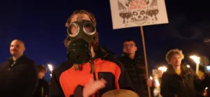 Ha kell ásóval, kapával eltakarítjuk innen ezt a szemetet! - Videóriport a sóskúti akkufeldolgozó elleni tüntetésről