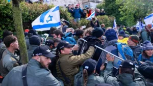 Konfliktus Izraelben: Hamasz rakétákkal támad Tel-Avivot, a Knesset felé vonulnak a tüntetők
