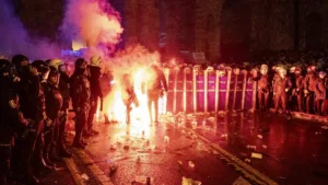 Könnygázzal oszlatták a tömeget Isztambulban, tízezrek vonultak utcára Törökországban