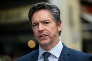 Nick Reece Melbourne-i polgármester visszakozik az ingyenes úszásoktatás ígéretétől