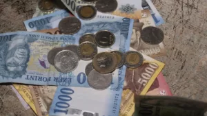 Rákapcsolt a dollár, a forint érdekesen viselkedik