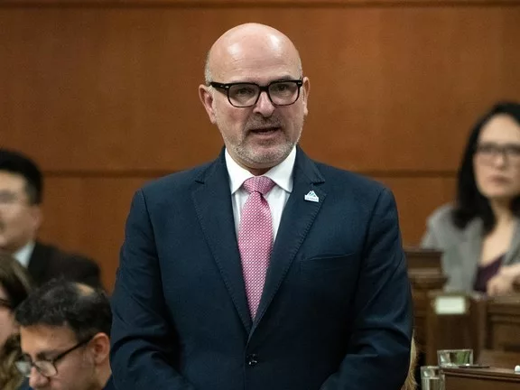 Randy Boissonnault Kiszáll a Politikából: Kritikák Kereszttüzében