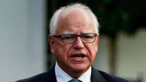 Tim Walz kijelentése: Vicc volt a Tesla részvényeinek csökkenése kapcsán tett megjegyzés