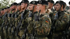 A Wehrpflicht gilt auch für Frauen: Schritt zu echter Gleichberechtigung