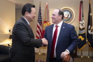 Amerikai Haditengerészeti Miniszter Dél-Koreában: Közös Hajógyártási Projektek a Látóhatáron