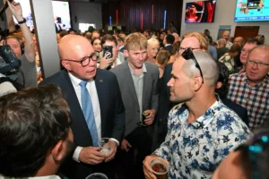 Árnyékok a Politikai Bizalom Körül: Dutton a Legkevésbé Megbízható Vezetők Között