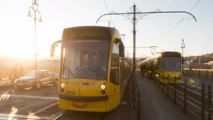 Budapesten VersVillamos és Versvonat, vidéken pedig huszonnégy órás versfolyam is várja a költészet napját ünneplőket