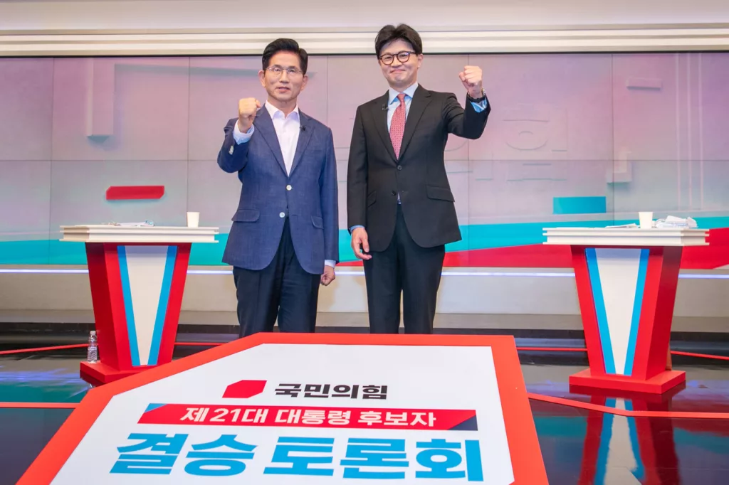 Ellentétes vélemények a Dél-koreai Ellenzéki Pártelnöki Döntőben a Fúziós Tervekről