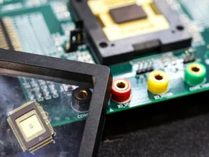 Globális Feszültségek és a Digitális Fegyverkezési Verseny a Kiberveszélyek Ellen