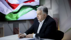 Momentum tüntetők várták Orbán Viktort a rádióinterjú helyszínén
