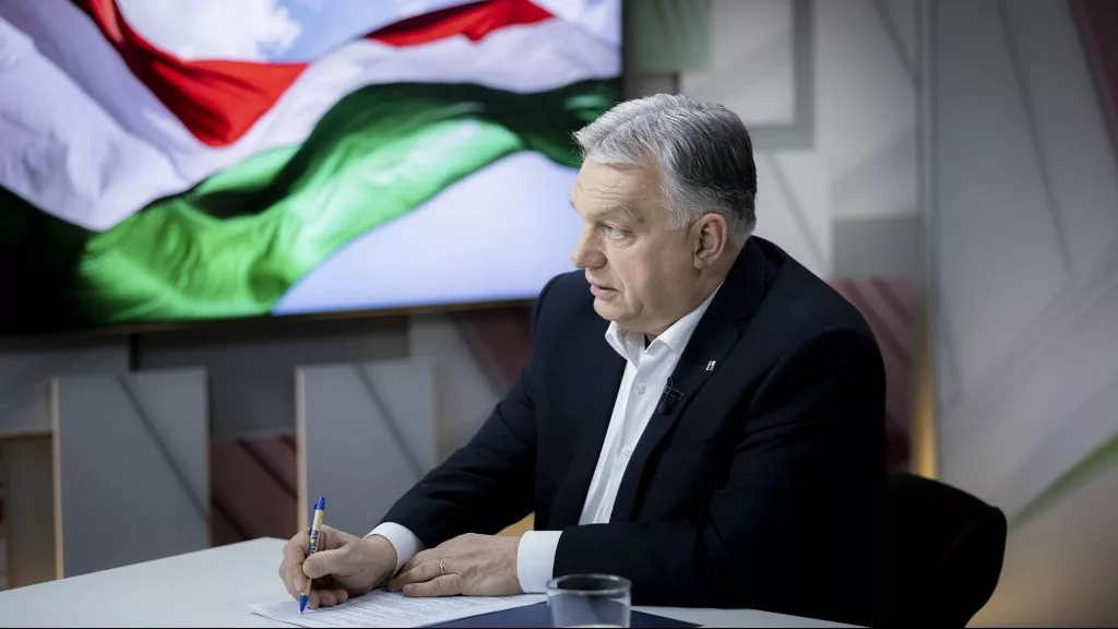 Momentum tüntetők várták Orbán Viktort a rádióinterjú helyszínén