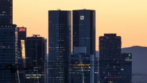 Németország legnagyobb üzleti bankja, a Deutsche Bank jelentette be, hogy az elmúlt negyedévben 39%-kal nőtt a nyeresége, ami a legjobb eredménye az elmúlt tizennégy évben. A bank szerint a jelentős növekedés elsősorban az üzleti tevékenységük diverzifikálódásából és a kockázatkezelési stratégiák hatékony alkalmazásából adódik.
