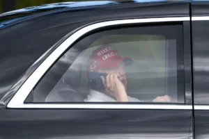 Trump Fejreállt a Piacokkal: Vámkáosz és a Defiáns Hozzáállás