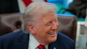Trump meglepetése: "Ki az a Brandon?" matrica az Ovális Irodában