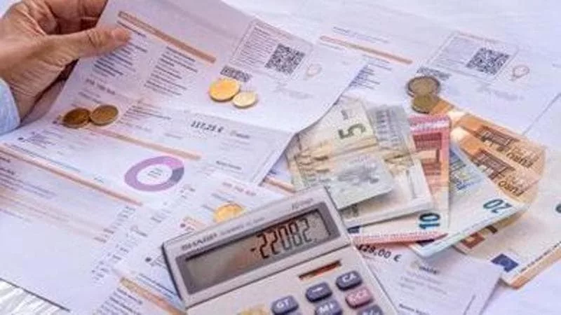 Új Kormányzati Támogatások: 200 Eurós Villamos Energiára és Szolgálati Autóra Juttatás