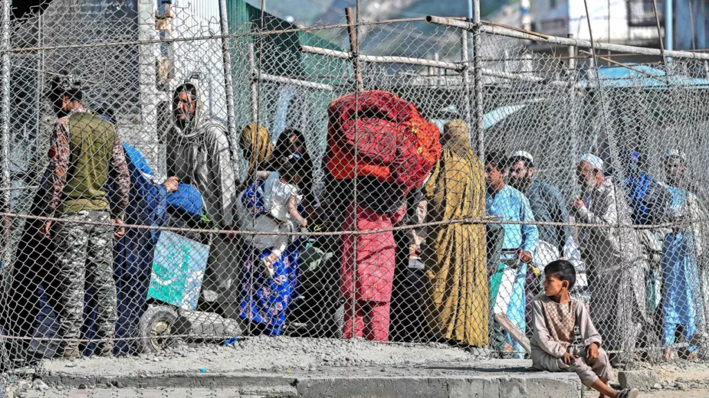 Visszatérve a Taliban Uralta Afganisztánba: A Kitoloncolások Emberi Árnyoldalai