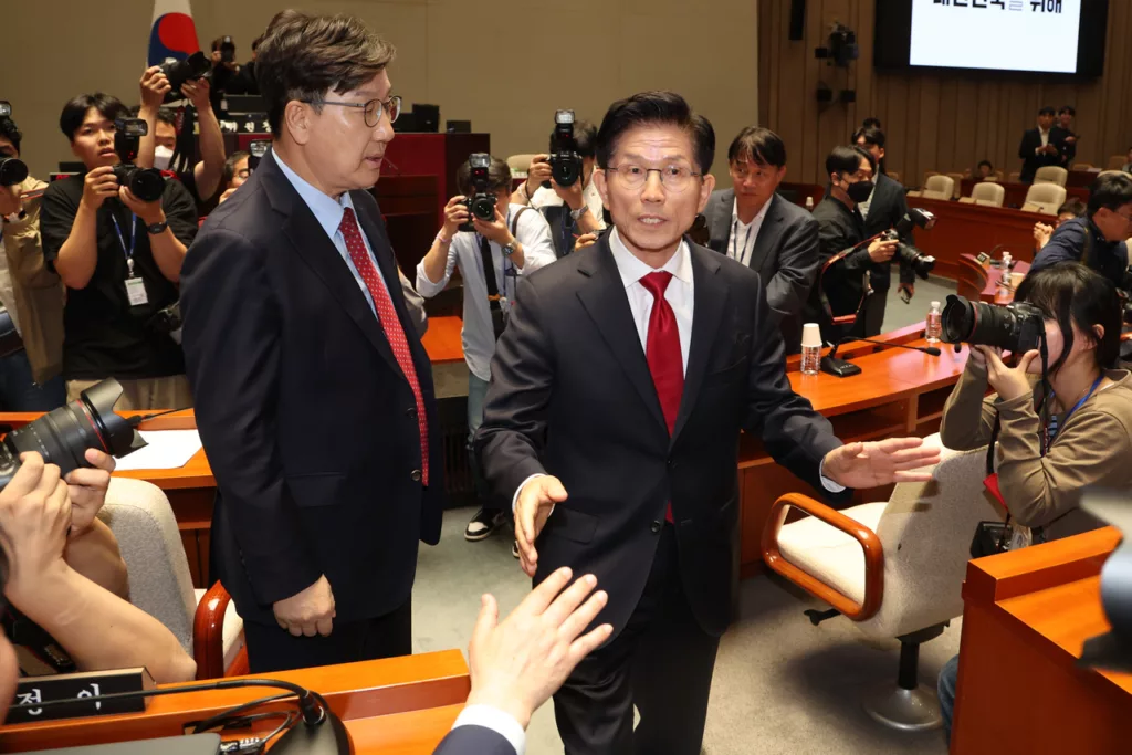 A Népi Erő Párt Mély Vizei: Ismét Súrlódás Kim Moon-soo és az Ideiglenes Pártvezető Között