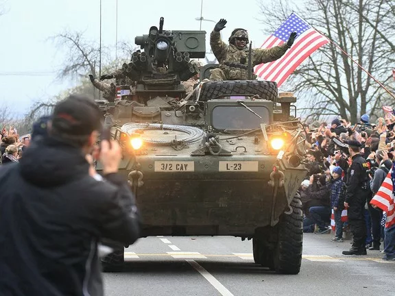 Amerikai Hadünnep Trump Születésnapján