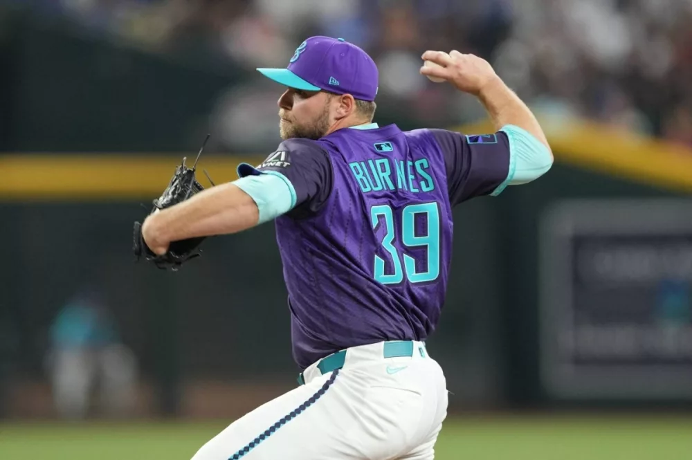 Corbin Burnes Fékezett Leállás Van Az Arizonai Diamndbacks Kárára