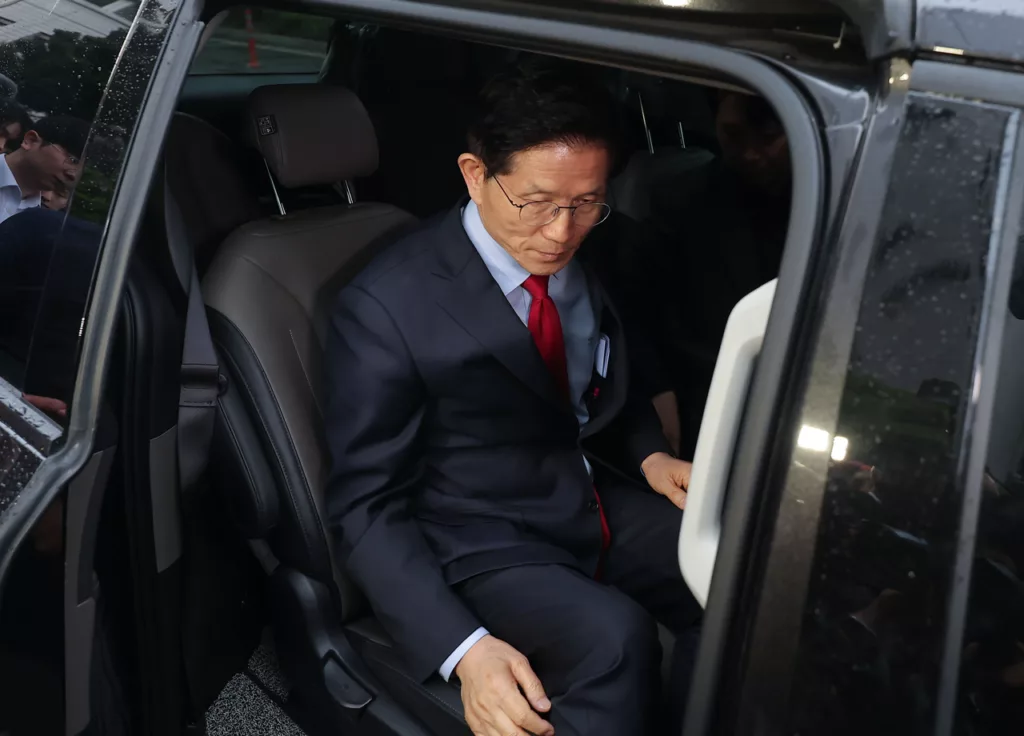 Döntés a Népi Erő Pártban: Kim Moon-soo Marad a Jelölt