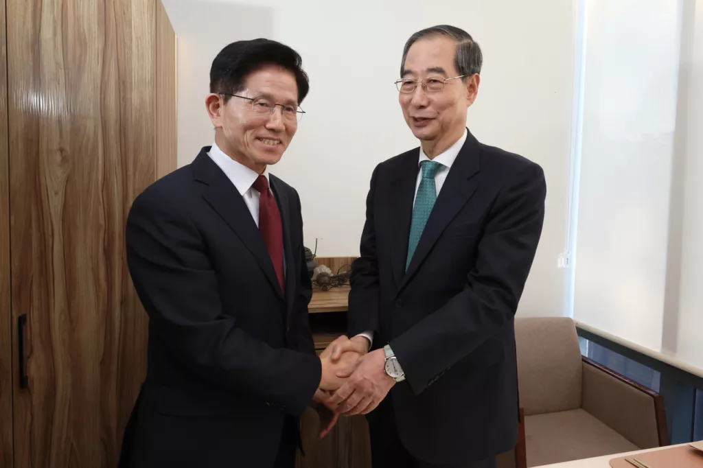 Egyeztetés nélküli tárgyalás: Kim Moon-soo és Han Duck-soo találkozója eredménytelenül zárult