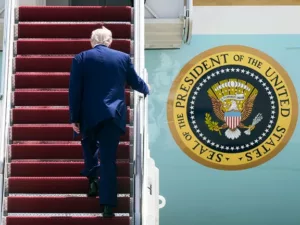 Etiaki és Biztonsági Aggodalmak Trump Katarból Kapott Ingyenes Repülőgépe Kapcsán