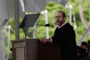 Harvard Egyetem első embere, Alan Garber és a Trump-adminisztráció jogi csatározása