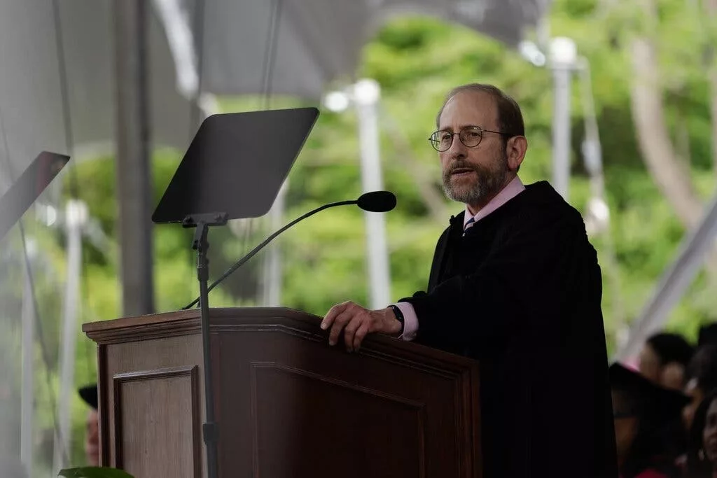 Harvard Egyetem első embere, Alan Garber és a Trump-adminisztráció jogi csatározása