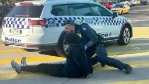Késelés miatt kiürítettek egy bevásárlóközpontot Melbourne-ben