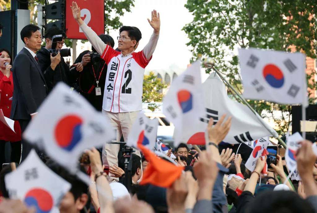 Kim Moon-soo bocsánatot kért a hadiállapot okozta nehézségekért