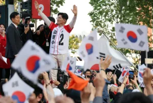 Kim Moon-soo bocsánatot kért a hadiállapot okozta nehézségekért
