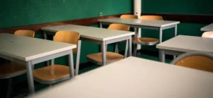 Még tart a nyomozás a volt komáromi iskolaigazgató ügyében, akinek a gyanú szerint a diákjával volt szexuális kapcsolata
