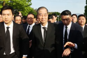 Tüntetők Akadályozták Han Duck-soo Volt Miniszterelnököt a Gwangjui Temetőbe Való Belépésben