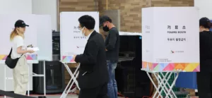 Választási csalás Dél-Koreában: Előre szavazott férje nevében egy választási tisztviselő