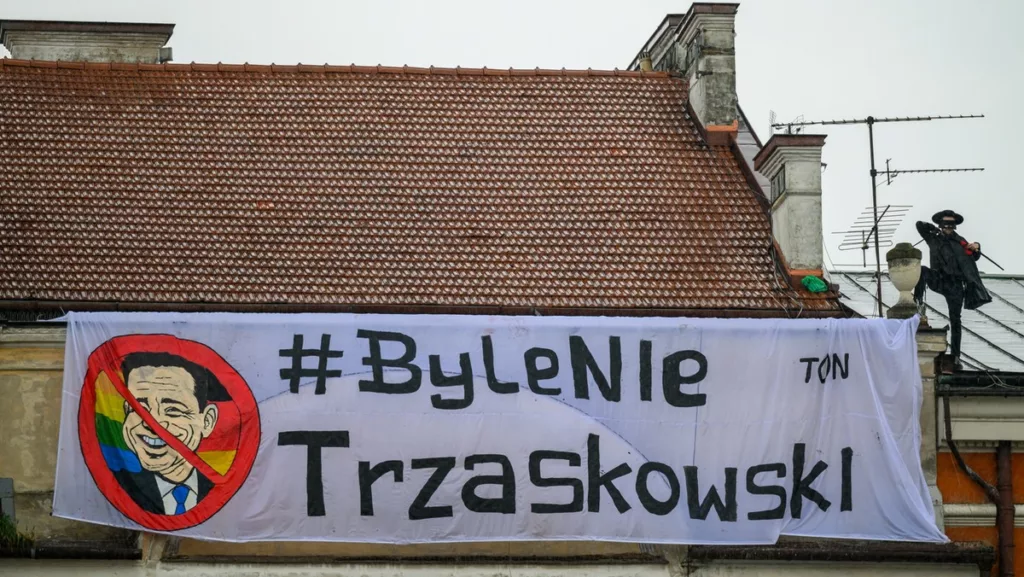Zorro jelmezes incidens Rafał Trzaskowski tarnow-i gyűlésén