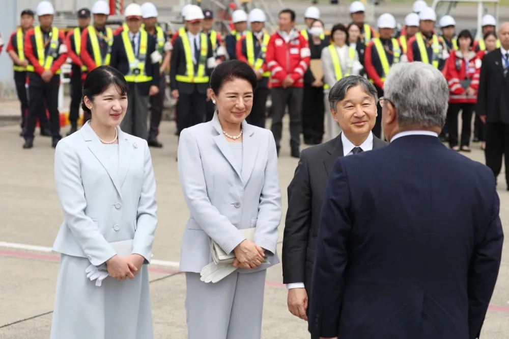 A Japán Császári Család Megérkezett Okinawába