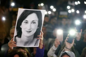 Életfogytig tartó börtönbüntetésre ítéltek két férfit Máltán, amiért bombát szállítottak, amely megölte Daphne Caruana Galizia újságírót