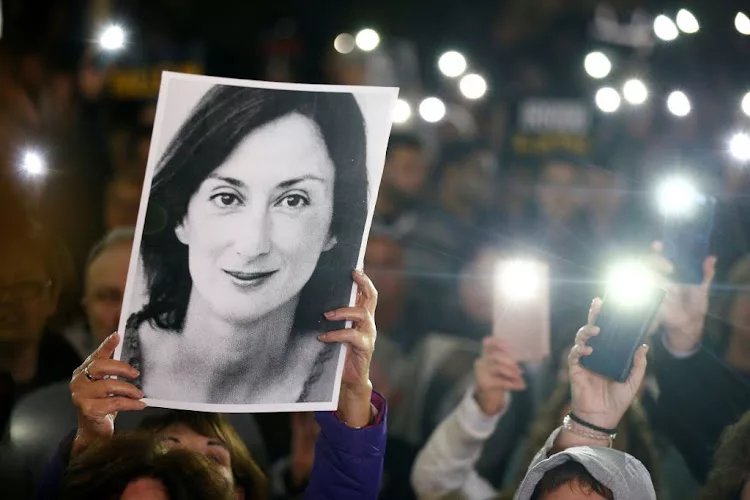 Életfogytig tartó börtönbüntetésre ítéltek két férfit Máltán, amiért bombát szállítottak, amely megölte Daphne Caruana Galizia újságírót